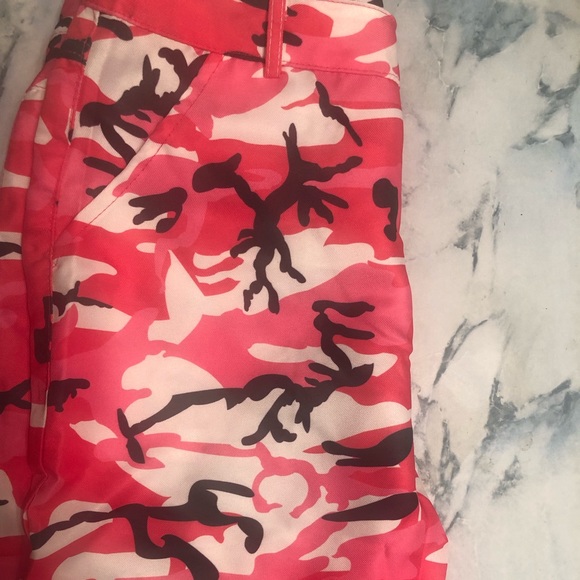 Woman’s camo cargo pants/ Trousers - Picture 2 of 3